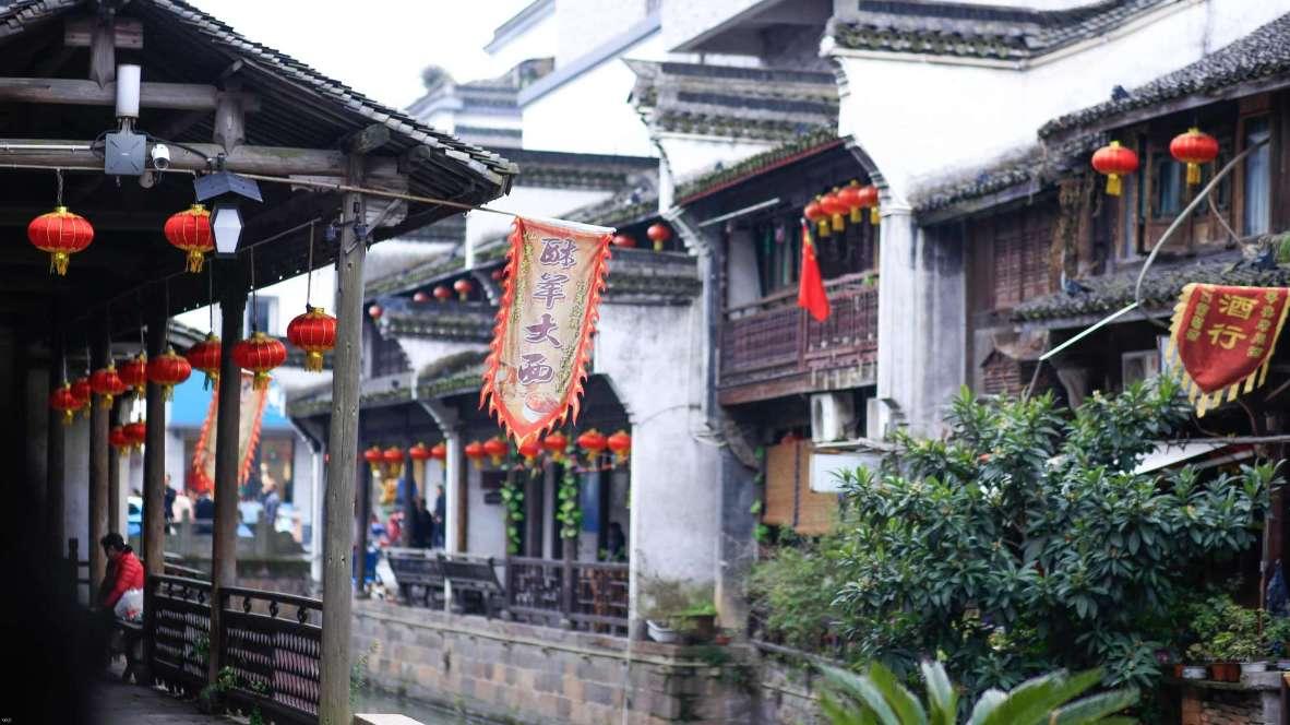 栖霞建设:预计2023年全年亏损,净利润同比减126.5%至151.95%